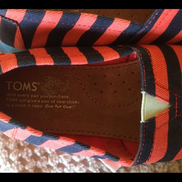 TOMS pink chambrey stripe youth classic shoes - Picture 5 of 6